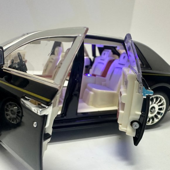 1:24 Rolls-Royce Phantom Metal Diecast Silver Black WITH LEDS Roll-Back - Picture 7 of 13